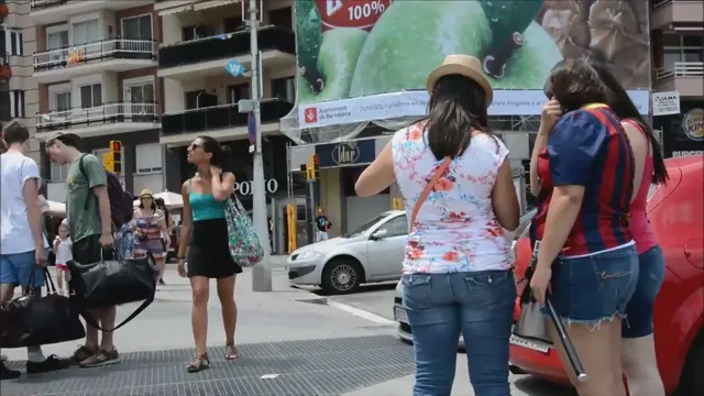 Poster: Accidental nudity upskirt shows bush